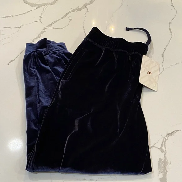 🆕 Fabletics Velour Joggers in Navy - Picture 3 of 7